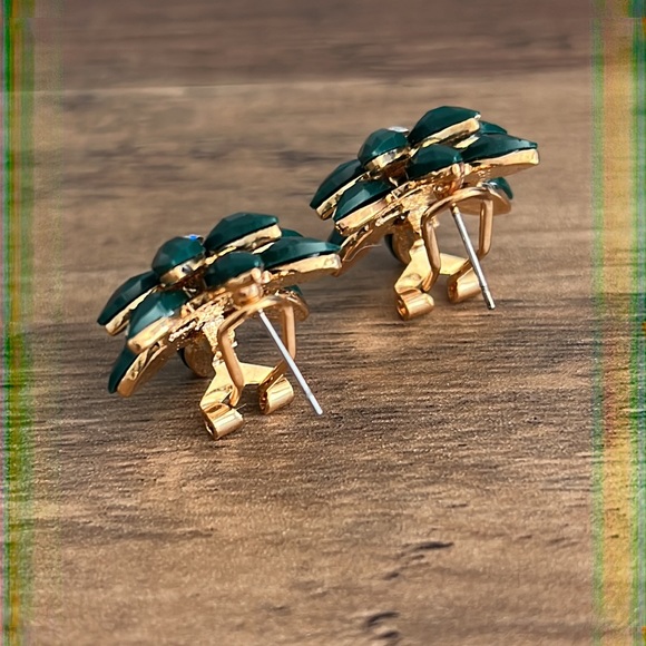 NEW❣️Floral Gem Stud Earrings Emerald Green - Picture 3 of 6